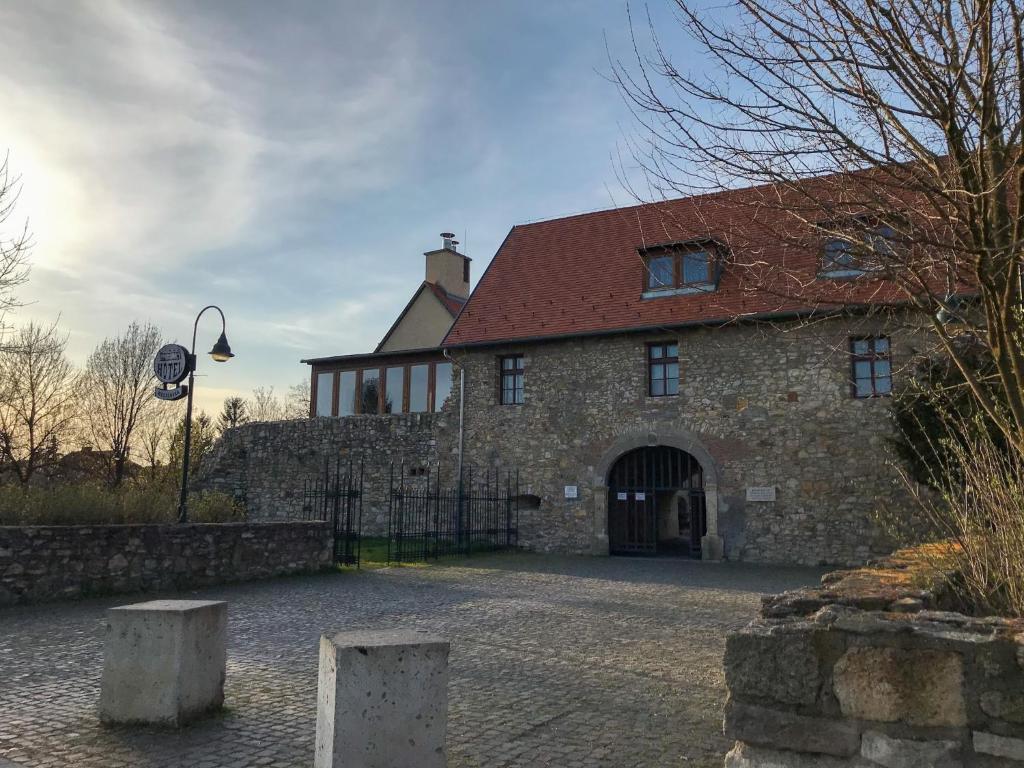 um grande edifício de pedra com um telhado vermelho em Huszárvár Hotel Kastélyszálló em Szerencs