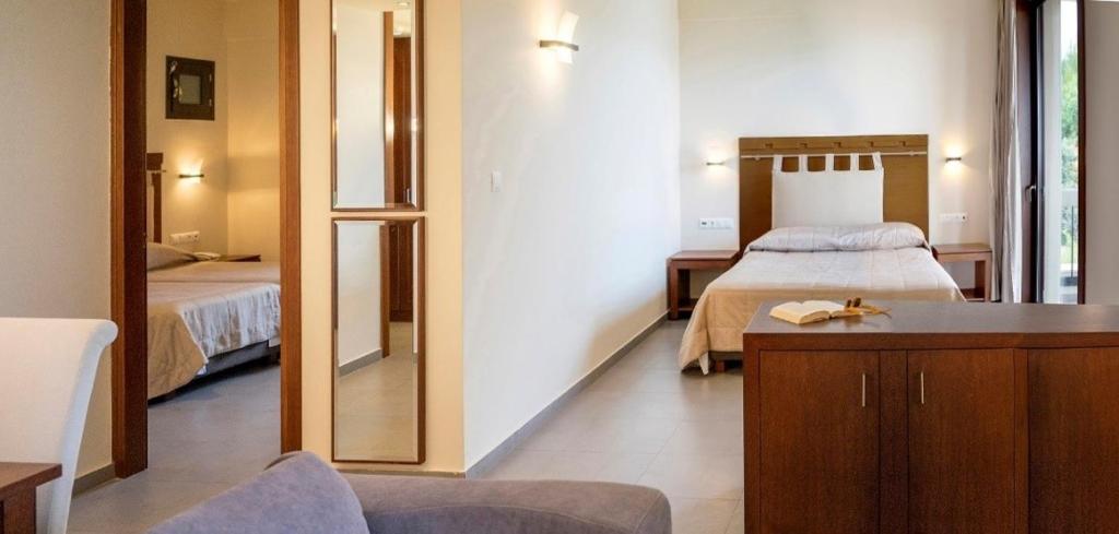 Postel nebo postele na pokoji v ubytování Kymi Palace