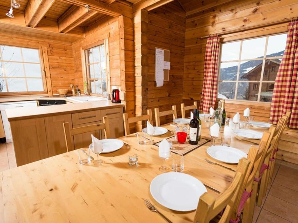a dining room with a table in a cabin at Chalet La Tania, 8 pièces, 12 personnes - FR-1-513-61 in La Tania