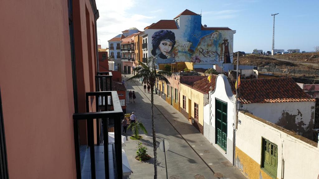プエルト・デ・ラ・クルスにあるCozy apartment in old quarter of Puerto de la Cruzの壁画のある街道