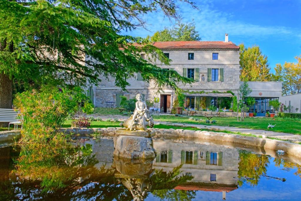Aed väljaspool majutusasutust Bastide de Bellegarde