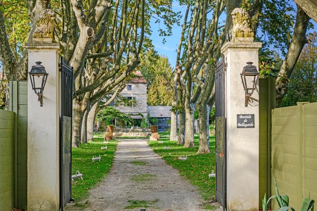Aed väljaspool majutusasutust Bastide de Bellegarde