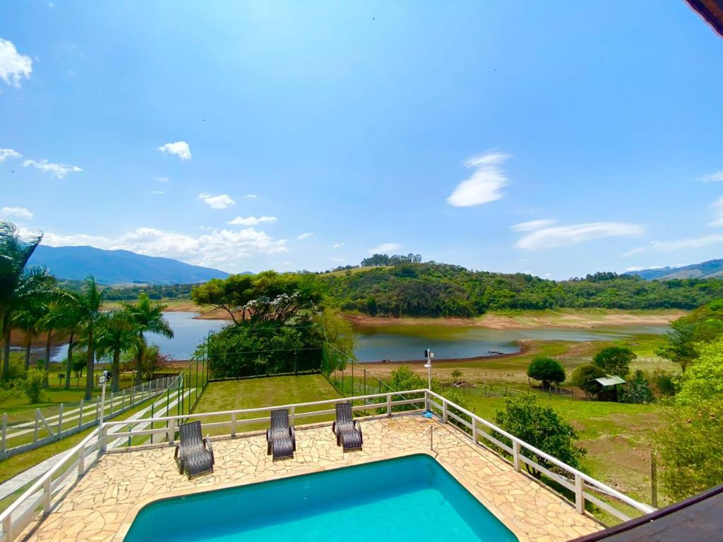 uma piscina com vista para um rio em Chácara - PÉ NA REPRESA A 1H30 DE SP em Joanópolis