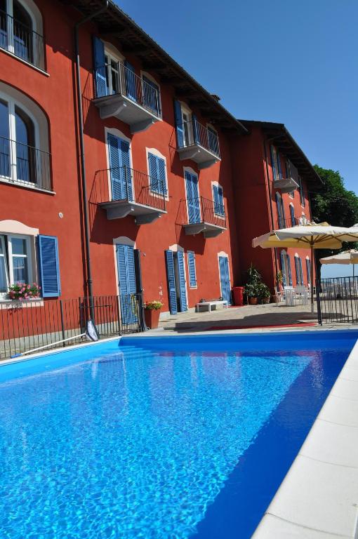Bazén v ubytování Bricco Rosso nebo v jeho okolí