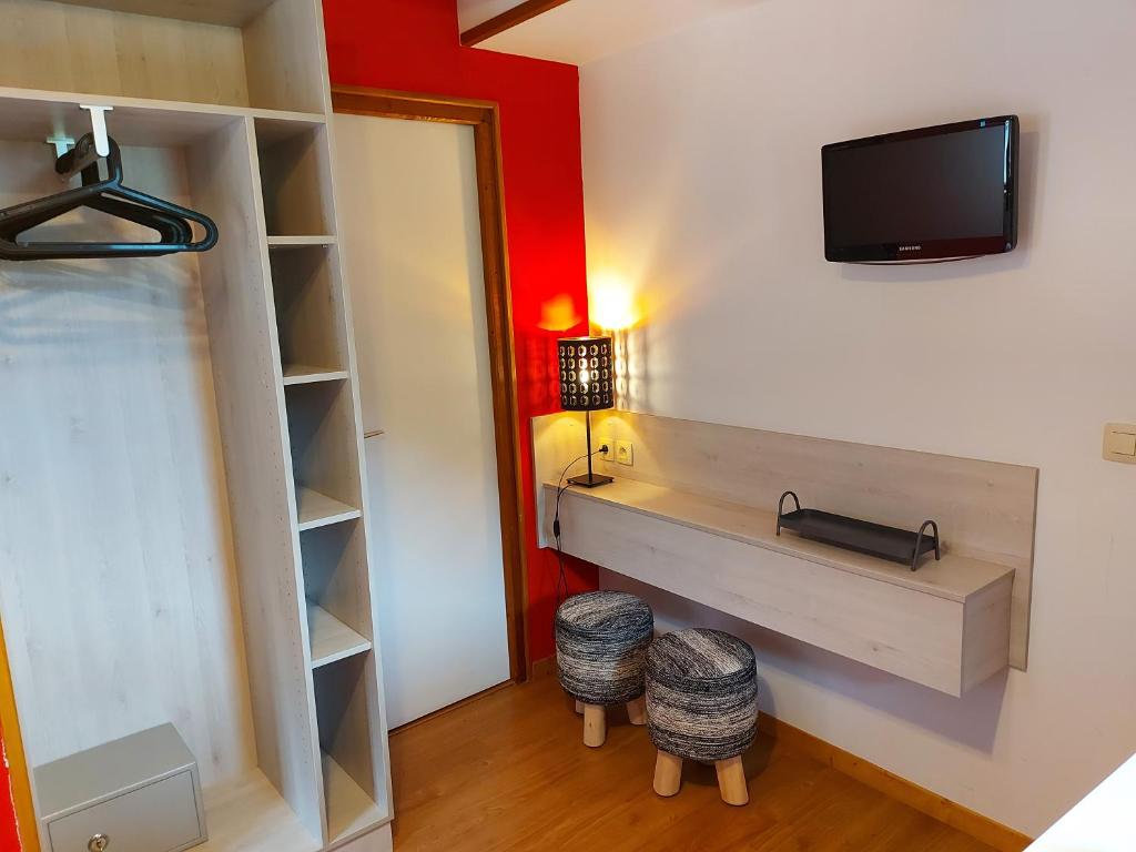 TV a/nebo společenská místnost v ubytování Hotel Chalet du Crey