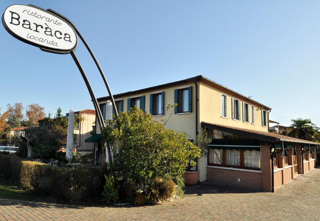 ein Gebäude mit einem Straßenschild davor in der Unterkunft Locanda Baraca in Padua