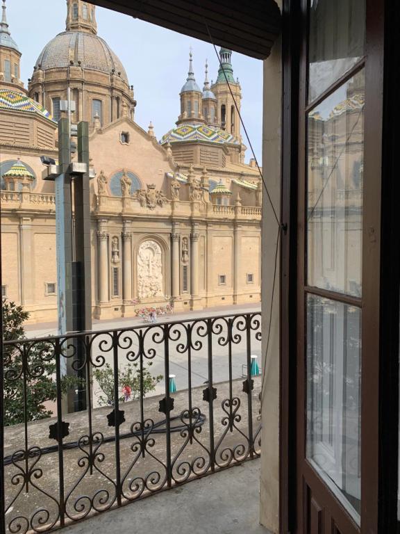 una ventana con vistas a un gran edificio en AZ El Balcón a la Basílica V - vistas inmejorables a la Basílica del Pilar!, en Zaragoza