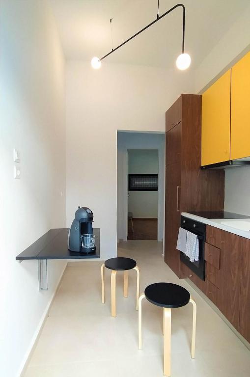 Kuchyňa alebo kuchynka v ubytovaní Stylish, modern apartment in Athens city centre.