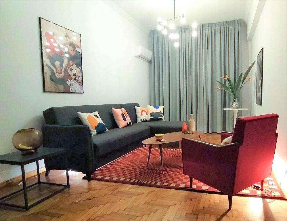 Posedenie v ubytovaní Stylish, modern apartment in Athens city centre.