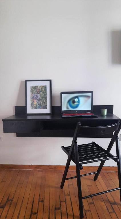 Televízia a/alebo spoločenská miestnosť v ubytovaní Stylish, modern apartment in Athens city centre.