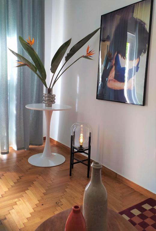 Televízia a/alebo spoločenská miestnosť v ubytovaní Stylish, modern apartment in Athens city centre.