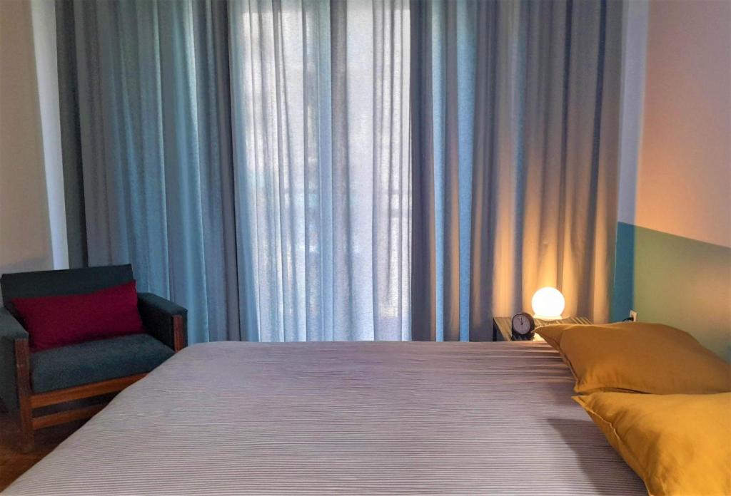 Posteľ alebo postele v izbe v ubytovaní Stylish, modern apartment in Athens city centre.