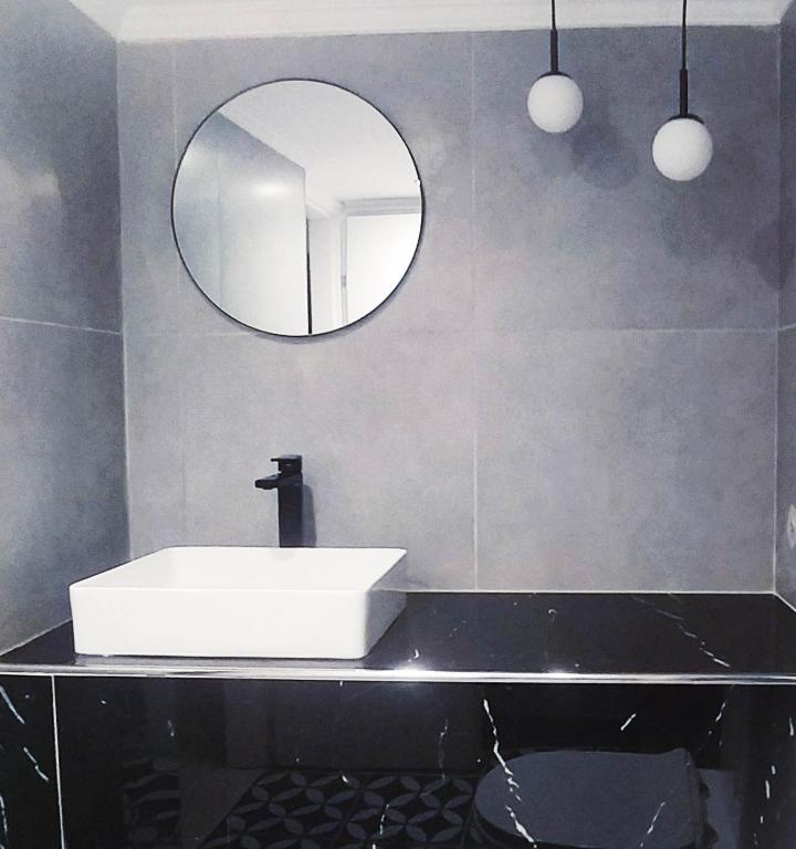 Kúpeľňa v ubytovaní Stylish, modern apartment in Athens city centre.