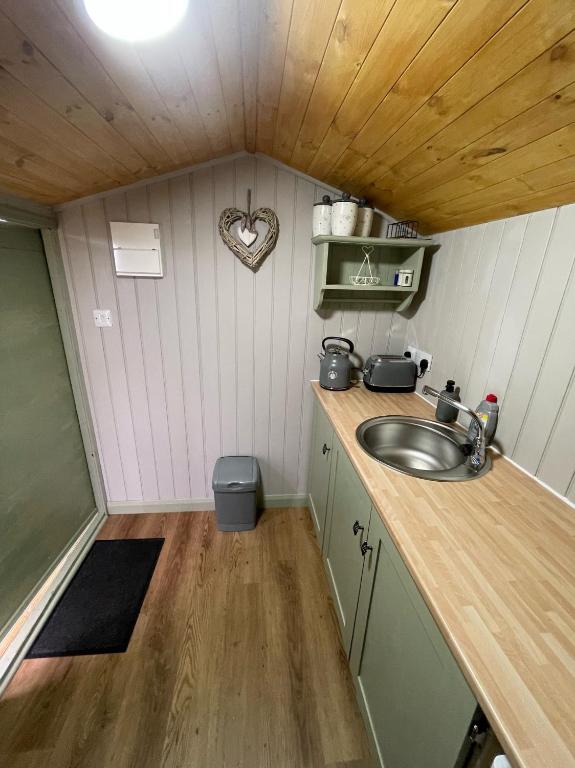 Kuchyň nebo kuchyňský kout v ubytování Oakley View Shepherds Hut with hot tub