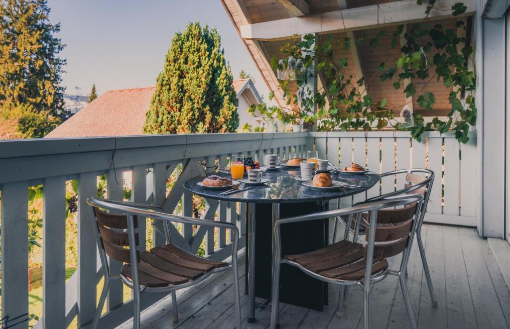 Balkón alebo terasa v ubytovaní Armonia Altach, 2-6 P, 2 Schlafzimmer, Küche, Parkplatz, Balkon, Wifi, Garten, Stellplatz für Ski