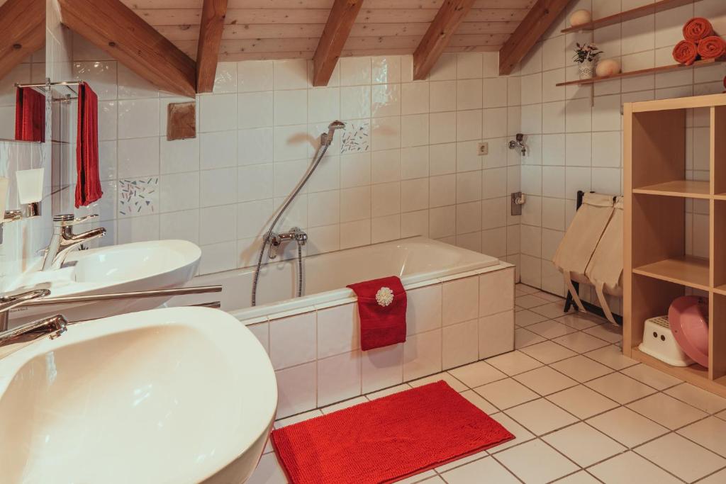 Kúpeľňa v ubytovaní Armonia Altach, 2-6 P, 2 Schlafzimmer, Küche, Parkplatz, Balkon, Wifi, Garten, Stellplatz für Ski