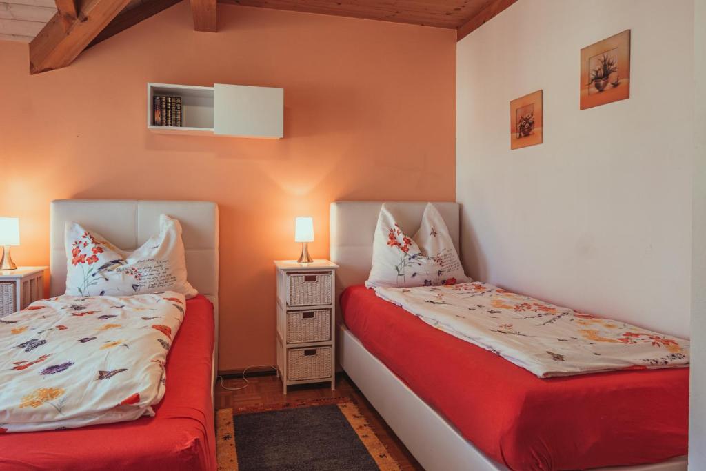 Posteľ alebo postele v izbe v ubytovaní Armonia Altach, 2-6 P, 2 Schlafzimmer, Küche, Parkplatz, Balkon, Wifi, Garten, Stellplatz für Ski