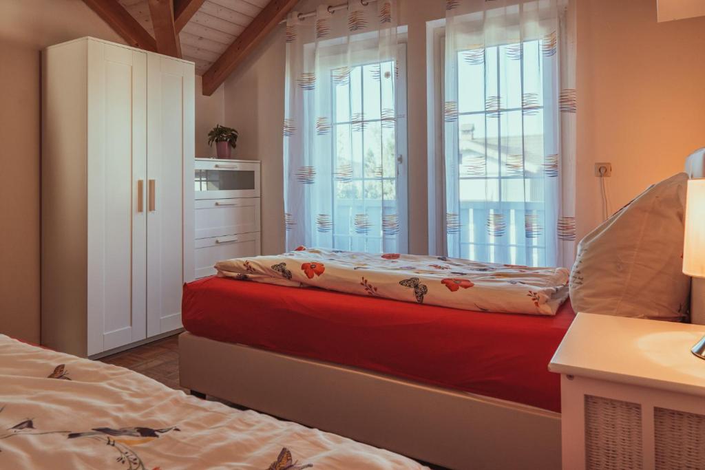 Posteľ alebo postele v izbe v ubytovaní Armonia Altach, 2-6 P, 2 Schlafzimmer, Küche, Parkplatz, Balkon, Wifi, Garten, Stellplatz für Ski
