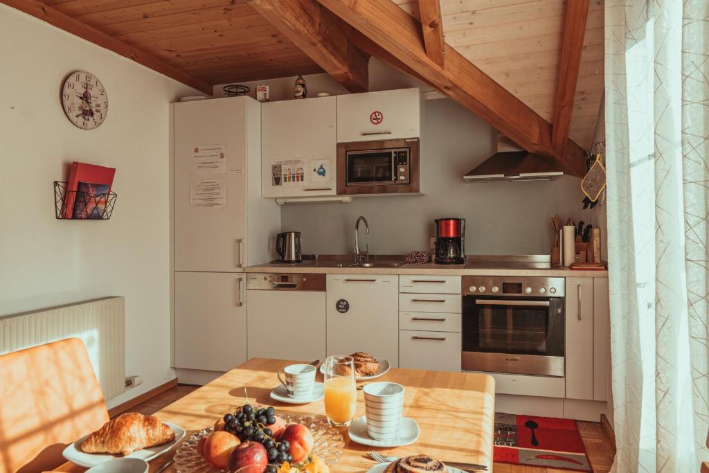 Kuchyňa alebo kuchynka v ubytovaní Armonia Altach, 2-6 P, 2 Schlafzimmer, Küche, Parkplatz, Balkon, Wifi, Garten, Stellplatz für Ski