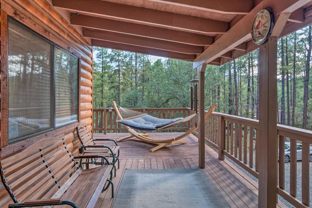 - une terrasse couverte avec un hamac et des chaises dans l'établissement Prescott Cabin with Grill Fish, Hike and Explore, à Walker