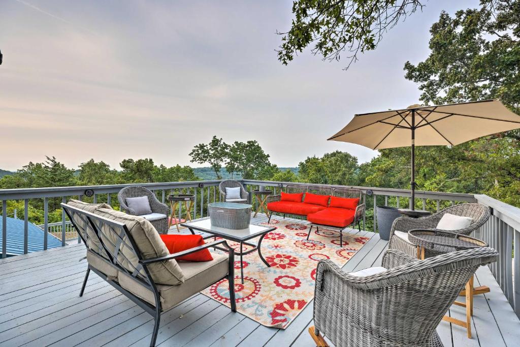 een terras met stoelen en een tafel en een parasol bij Hilltop Hideaway Branson Home on 15 Acres in Branson