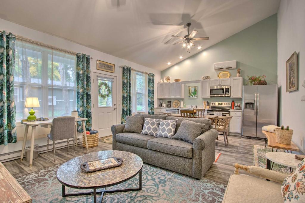 ein Wohnzimmer mit Sofa und Tisch in der Unterkunft Hike and Ski! Blue Heron Brodheadsville Cottage in Brodheadsville