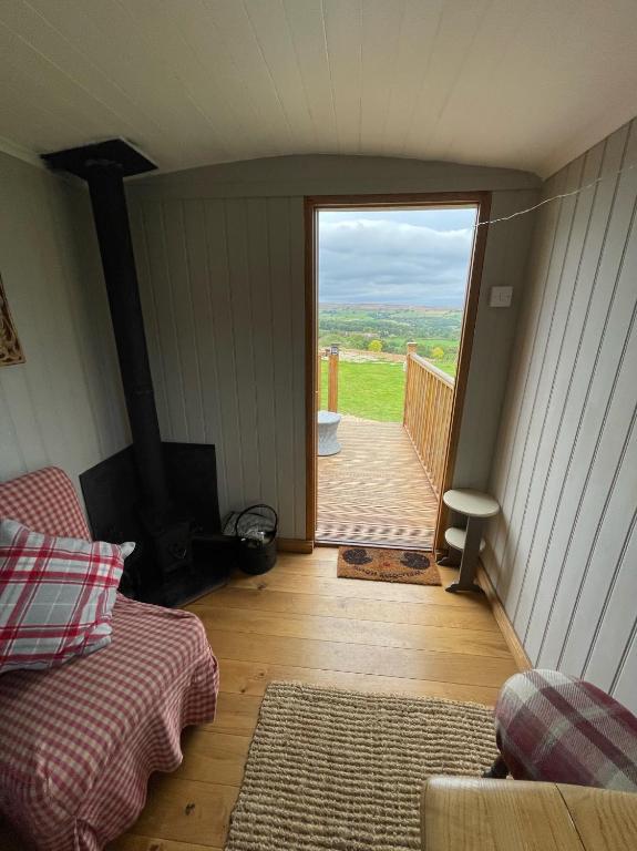 Posezení v ubytování Oakley View Shepherds Hut with hot tub