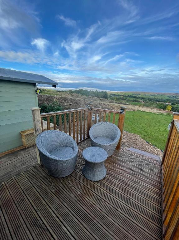 Balkón nebo terasa v ubytování Oakley View Shepherds Hut with hot tub