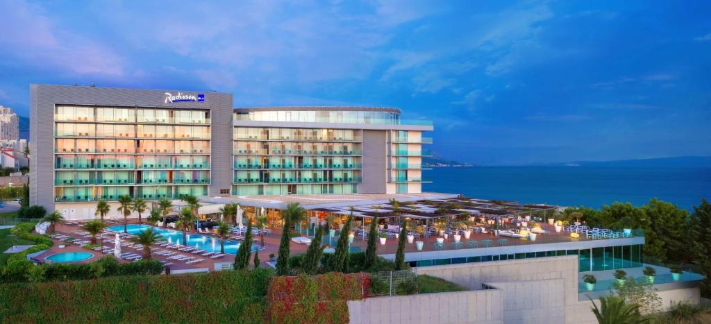 un hôtel avec une piscine et un complexe dans l'établissement Radisson Blu Resort & Spa, à Split