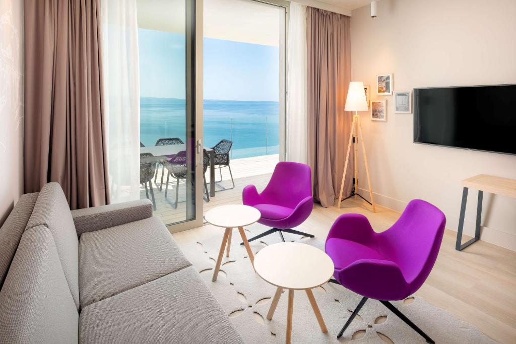 Televízia a/alebo spoločenská miestnosť v ubytovaní Radisson Blu Resort & Spa
