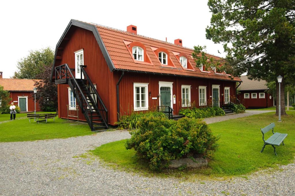 un edificio rojo con una escalera delante en Stiftsgården Hostel Skellefteå, en Skellefteå
