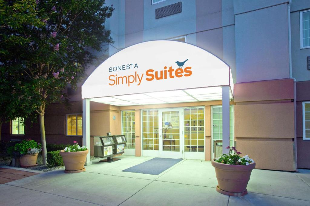 un panneau indiquant une suite individuelle en face d'un bâtiment dans l'établissement Sonesta Simply Suites Anaheim, à Anaheim