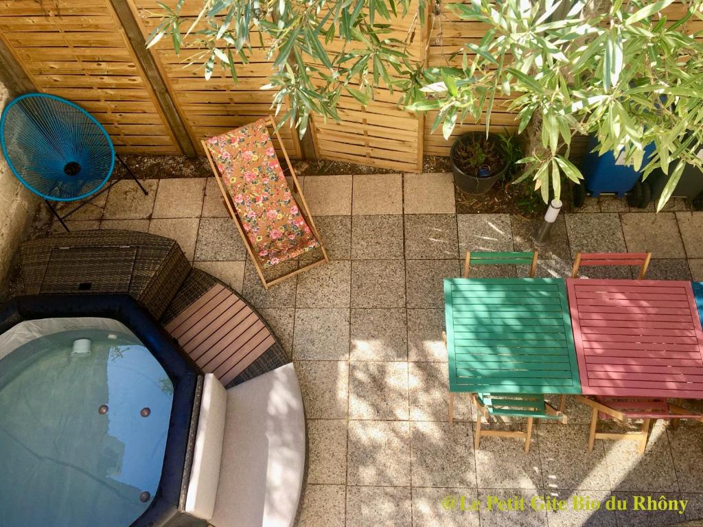 una vista aérea de un patio con sillas y una piscina en Le petit gite Bio du Rhôny en Le Cailar
