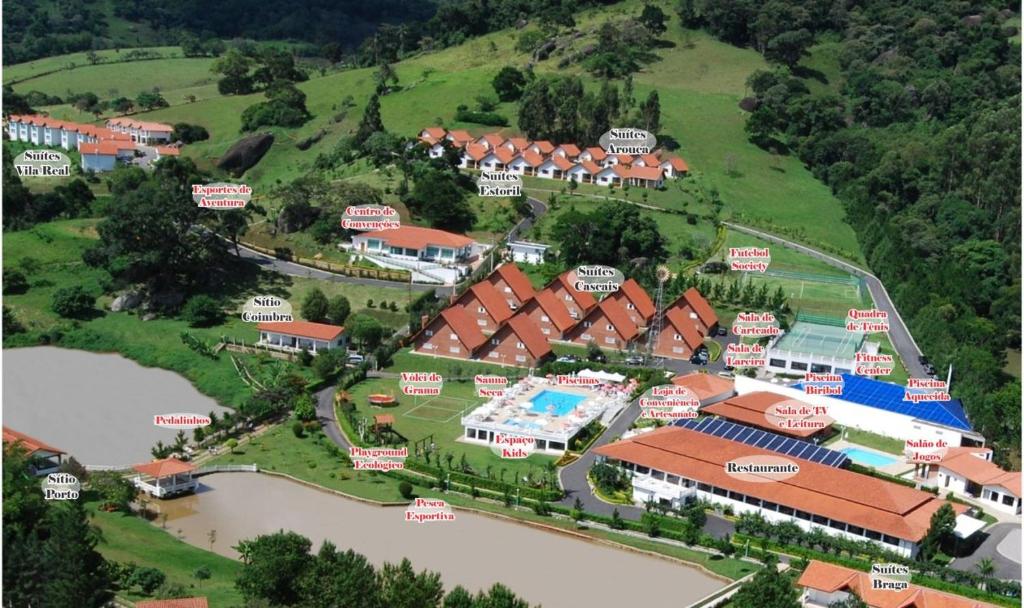 若阿諾波利斯的住宿－橄欖山度假酒店，享有带游泳池的度假村的空中景致