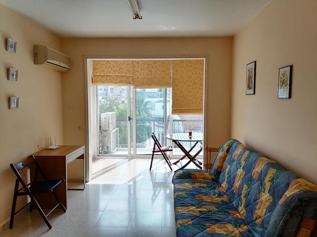 sala de estar con sofá y mesa en St Nikolas 1bdm Apartment, FREE Wi-Fi & Parking, en Nicosia