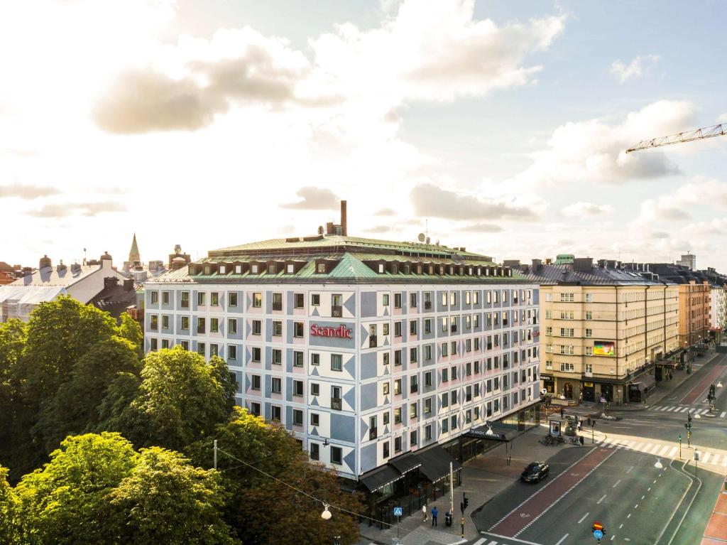 Un bâtiment blanc avec un panneau en haut dans l'établissement Scandic Malmen, à Stockholm