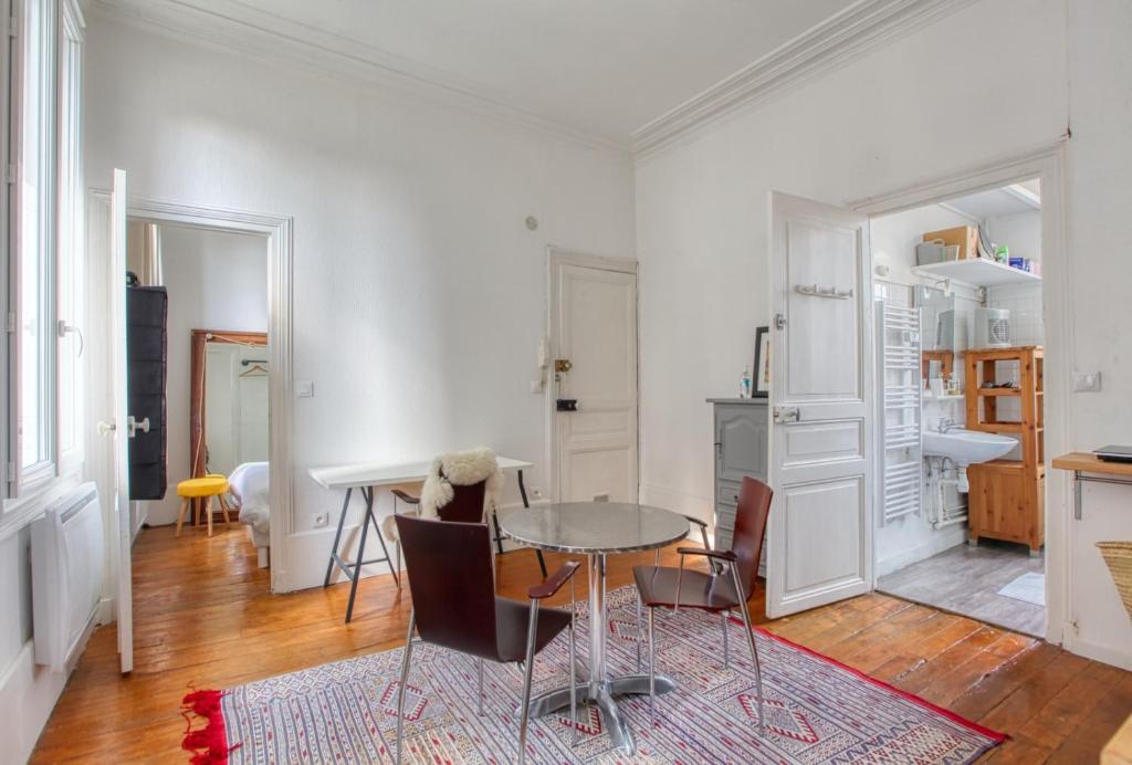 uma cozinha e sala de jantar com mesa e cadeiras em F1 au pied de la cathédrale em Beauvais