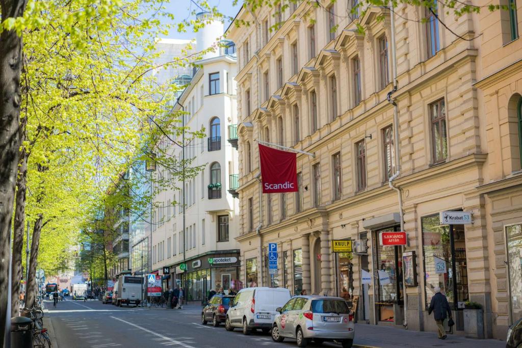 una calle con coches estacionados en el lateral de un edificio en Scandic No 53 en Estocolmo