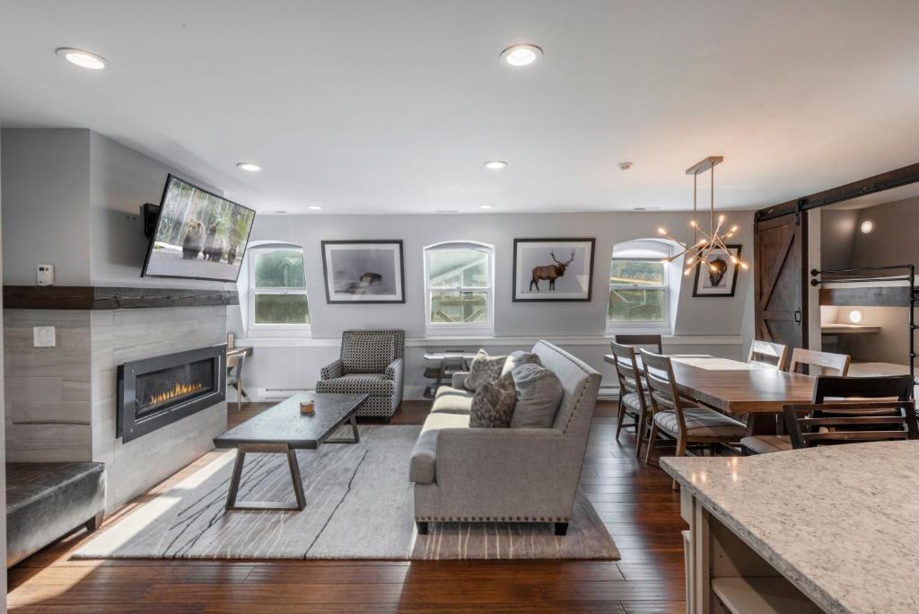 Posezení v ubytování Ski-in/Ski-out, Stunning Top Floor Condo at Park City Base, Professionally Decorated Luxury 5BR