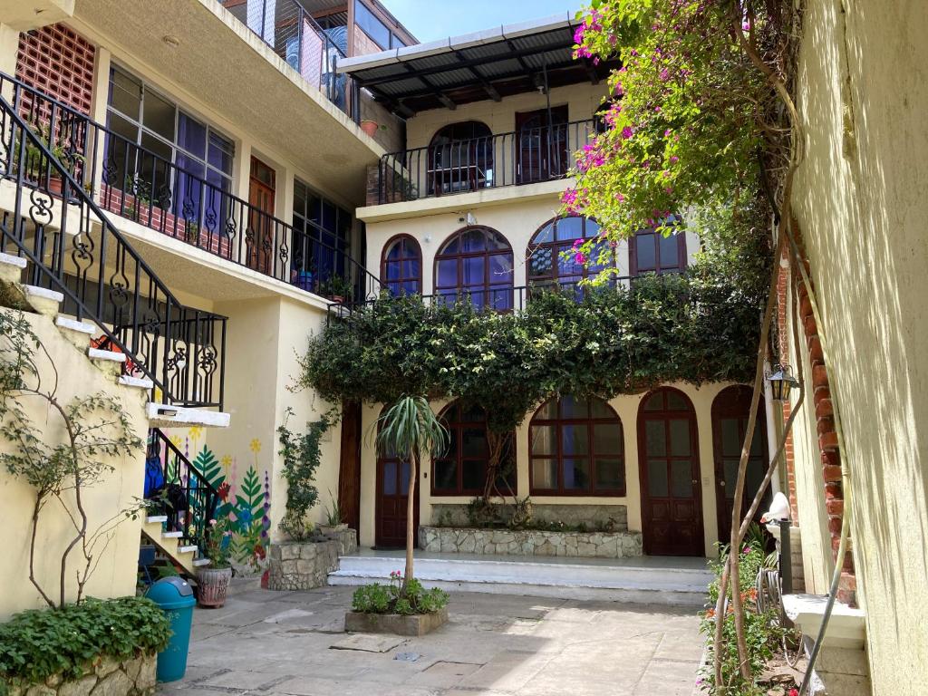 un edificio con plantas a su lado en Kasa Kiwi Hostel & Travel Agency, en Quetzaltenango