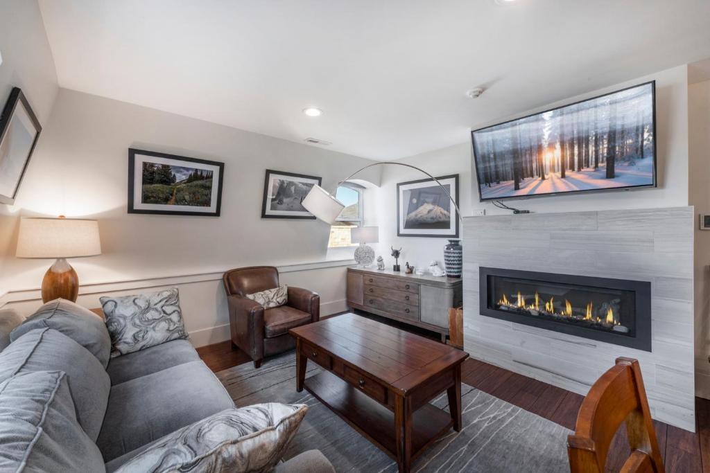 Stunning Top Floor 3 Bedroom Park City Base Steps to Everything Sleeps