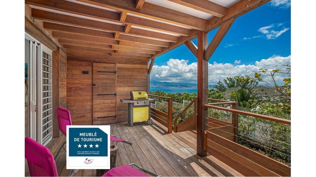 莱特鲁瓦西莱Villa Canopée Apt 2 - Vue mer & SPA privé的客房设有海景阳台。
