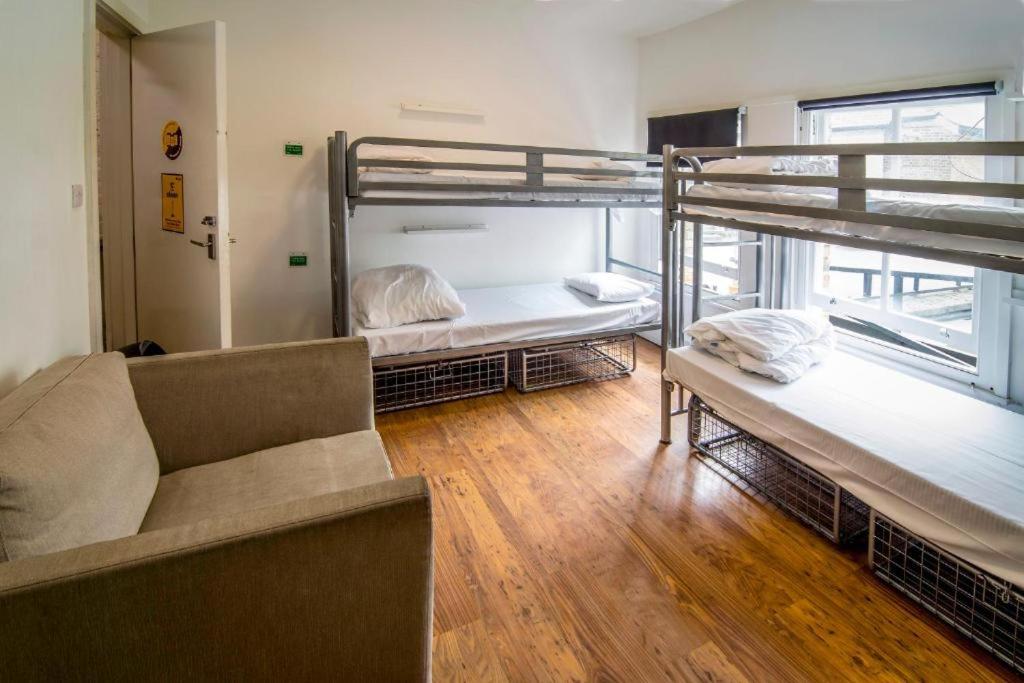 سرير بطابقين أو أسرّة بطابقين في غرفة في بيت شباب ذا ديكشيناري، شورديتش، لندن