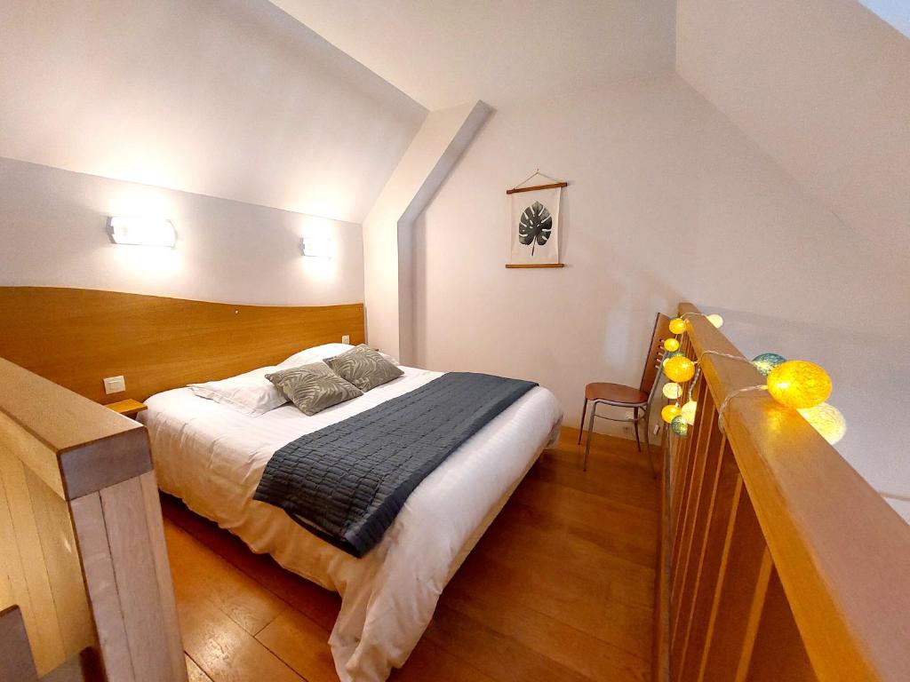 een slaapkamer met een bed in een kleine kamer bij Auberge des Goubelins in Omonville-la-Rogue