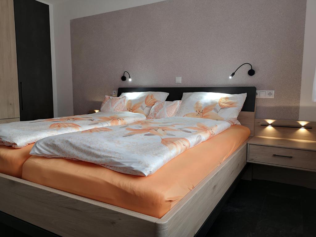 Lierschied的住宿－Ferienwohnung Rheinsteig，卧室里的一张大床,有灯