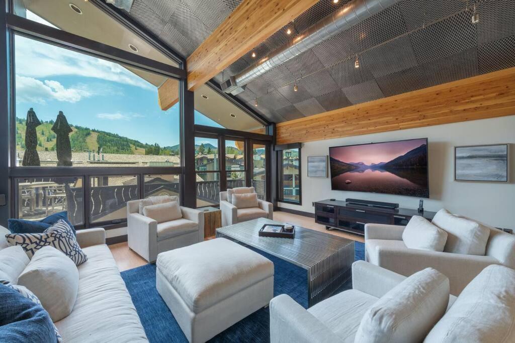 Prostor za sedenje u objektu Unrivaled Luxury Penthouse Ski In Ski Out 3 Bed and Den Modern Views Silver Lake Village Deer Valley