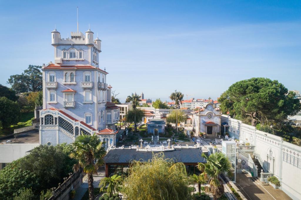 ein altes Gebäude mitten in einer Stadt in der Unterkunft Castelo Santa Catarina in Porto