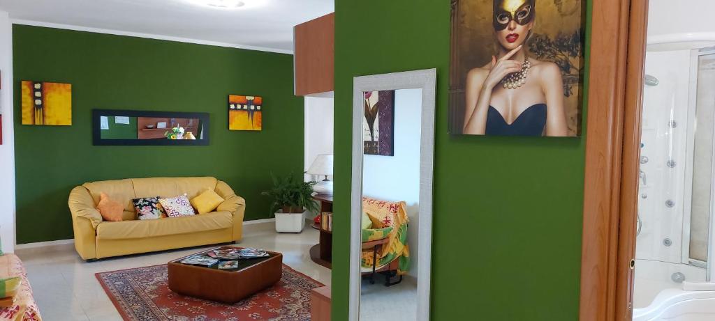 アルゲーロにあるVilla Paradiseの緑の壁のリビングルーム(黄色のソファ付)