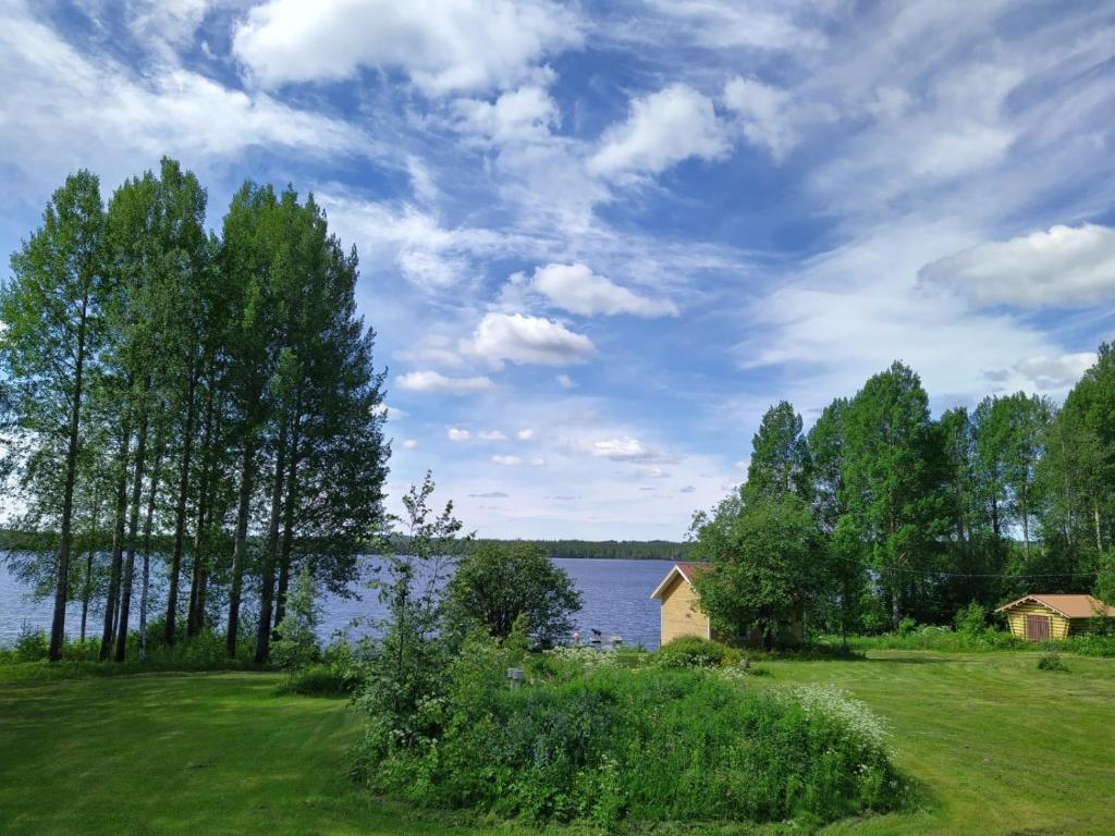 une maison sur la rive d'un lac dans l'établissement B&B Aittoranta, à Puolanka