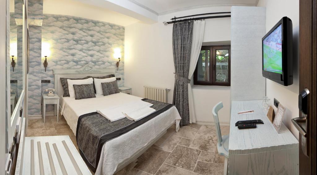 TV a/nebo společenská místnost v ubytování Assos Behram Special Class Hotel Adults Only